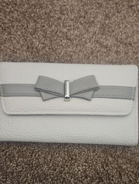 Jessica Simpson White Wallet with Light Gray Bow Accent
